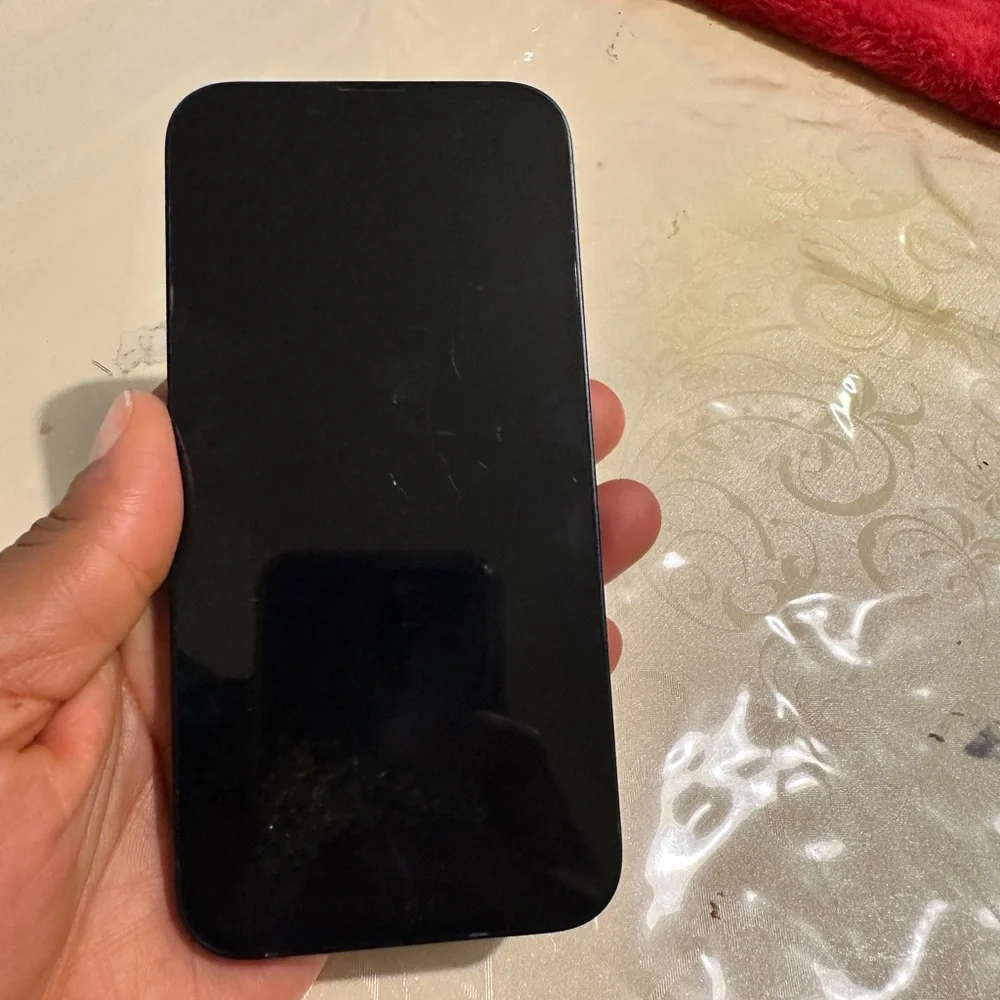 Black Smartphone with Sleek Design iPhone 14 256gb midnight bh 100%